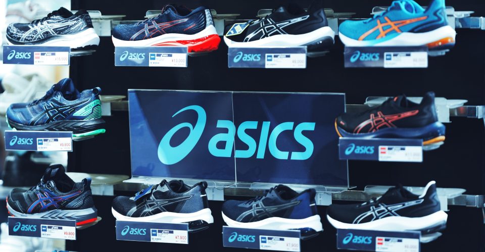 Verschiedene Schuhe der Marke ASICS in einem Store