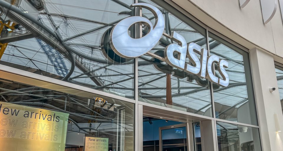 Ein Einzelhandelsgeschäft von ASICS in London, UK