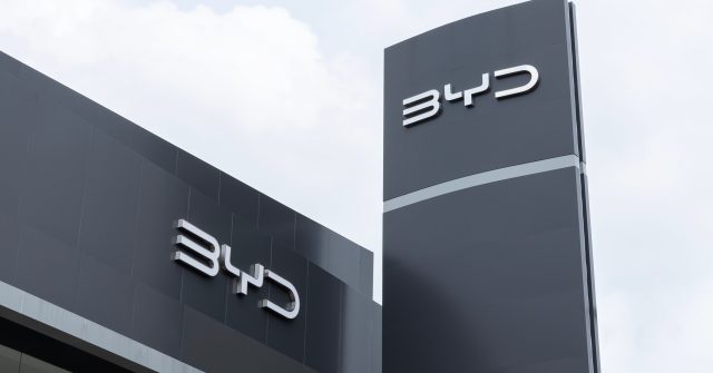 Plakatmast und Gebäudeausstellung mit BYD-Logo