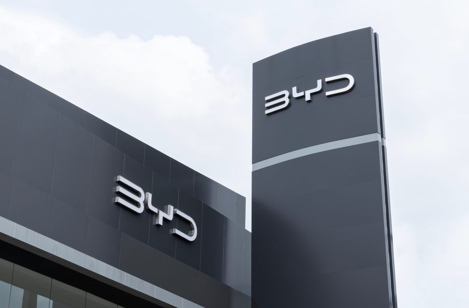 Plakatmast und Gebäudeausstellung mit BYD-Logo