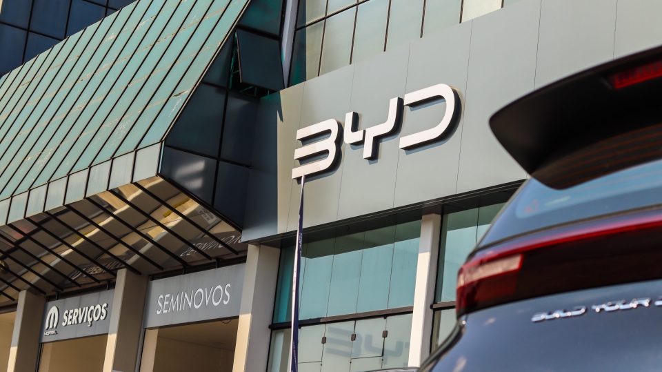 BYD-Elektroauto und Logo