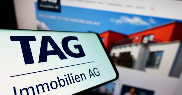 Ein Handy mit Logo des deutschen Immobilienunternehmens TAG Immobilien AG