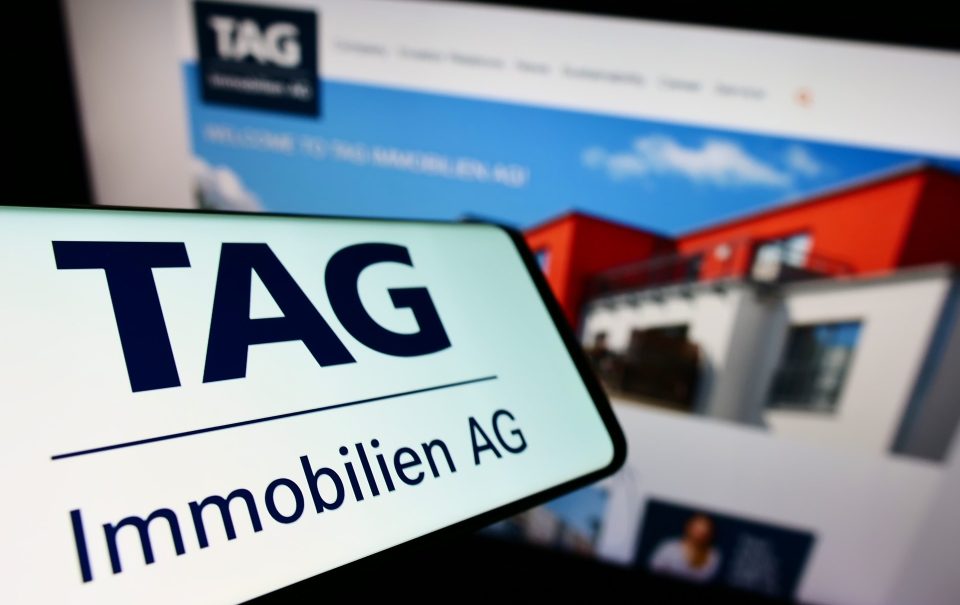 Ein Handy mit Logo des deutschen Immobilienunternehmens TAG Immobilien AG