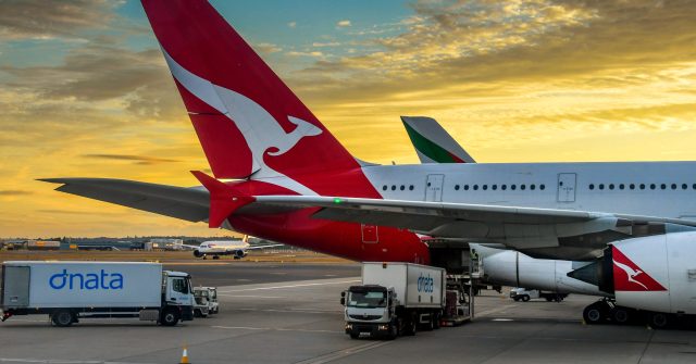 Heckflosse eines Qantas Airbus A380 auf dem Boden des Flughafens London Heathrow