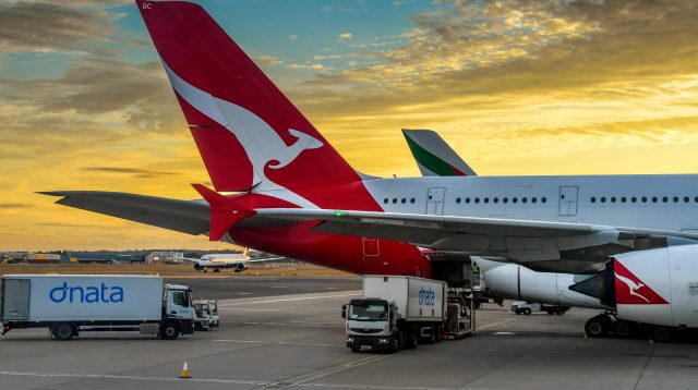 Heckflosse eines Qantas Airbus A380 auf dem Boden des Flughafens London Heathrow