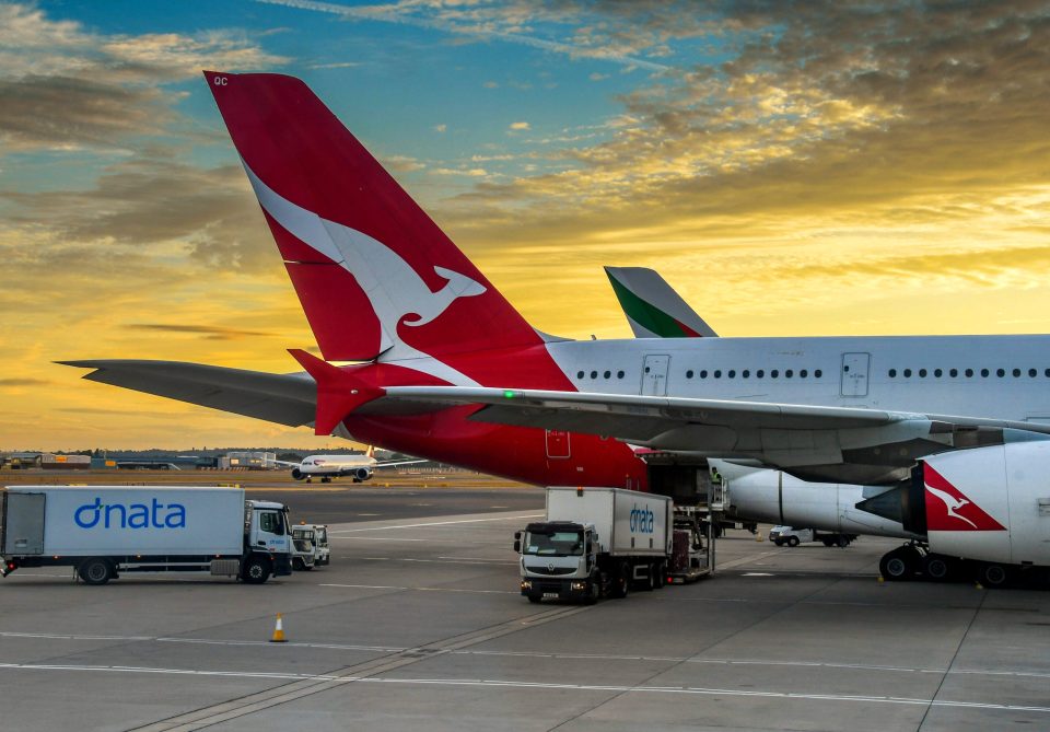 Heckflosse eines Qantas Airbus A380 auf dem Boden des Flughafens London Heathrow