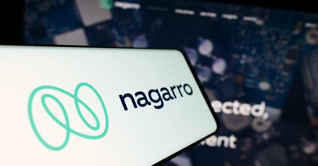 Ein Mobiltelefon mit Logo des Informationstechnologieunternehmens Nagarro SE auf dem Bildschirm vor einer Unternehmenswebsite mit Fokus auf die Mitte des Telefondisplays