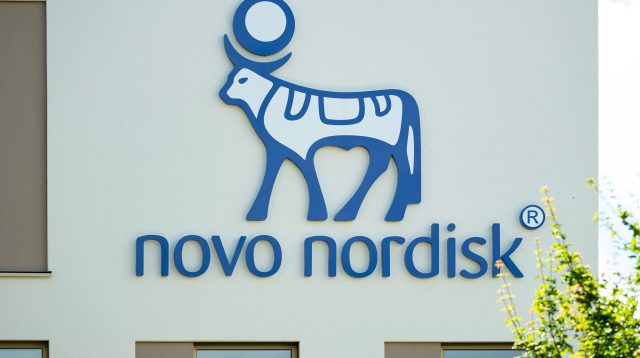 Das Novo Nordisk Werbelogo an der Fassade eines Gebäudes in Mainz, Deutschland