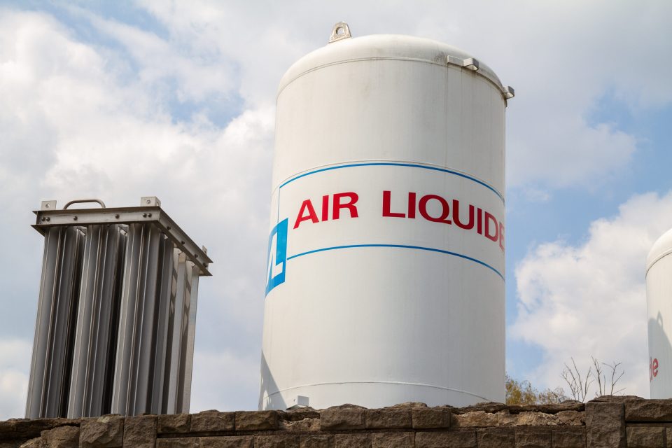 Ein Air Liquide-Gastank mit Markenlogo in Krakau, Polen