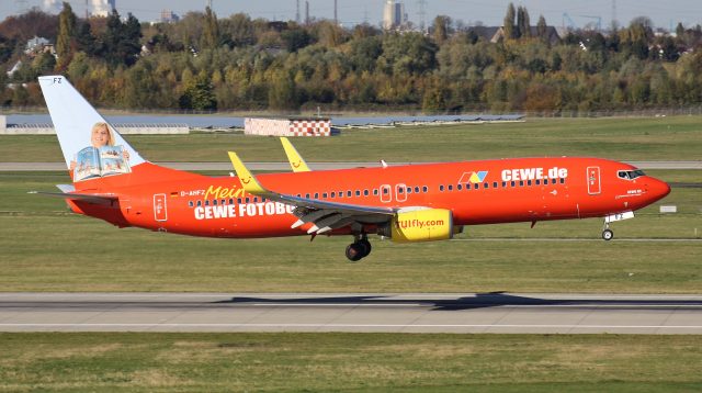 Deutsche TUIfly Boeing 737-800 mit der Kennung D-AHFZ in spezieller CEWE Fotobuch Lackierung auf dem kurzen Endspurt zum Düsseldorfer Flughafen
