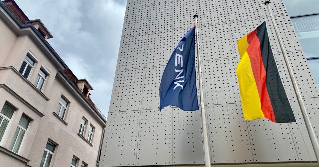 Fahnen vor dem Renk Group Hauptgebäude in Augsburg, Deutschland