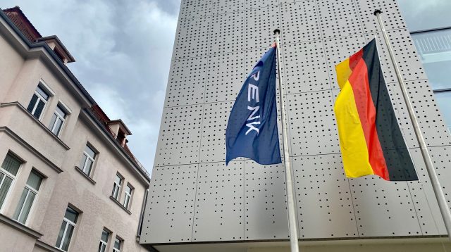 Fahnen vor dem Renk Group Hauptgebäude in Augsburg, Deutschland