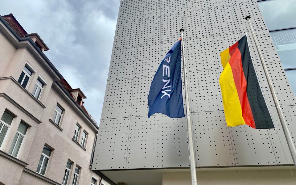 Fahnen vor dem Renk Group Hauptgebäude in Augsburg, Deutschland