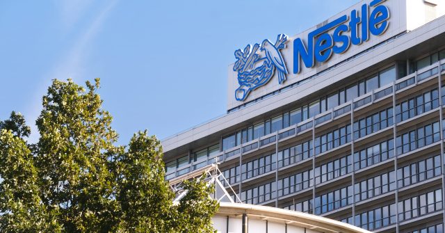 Nestlé-Logo an einem Bürogebäude