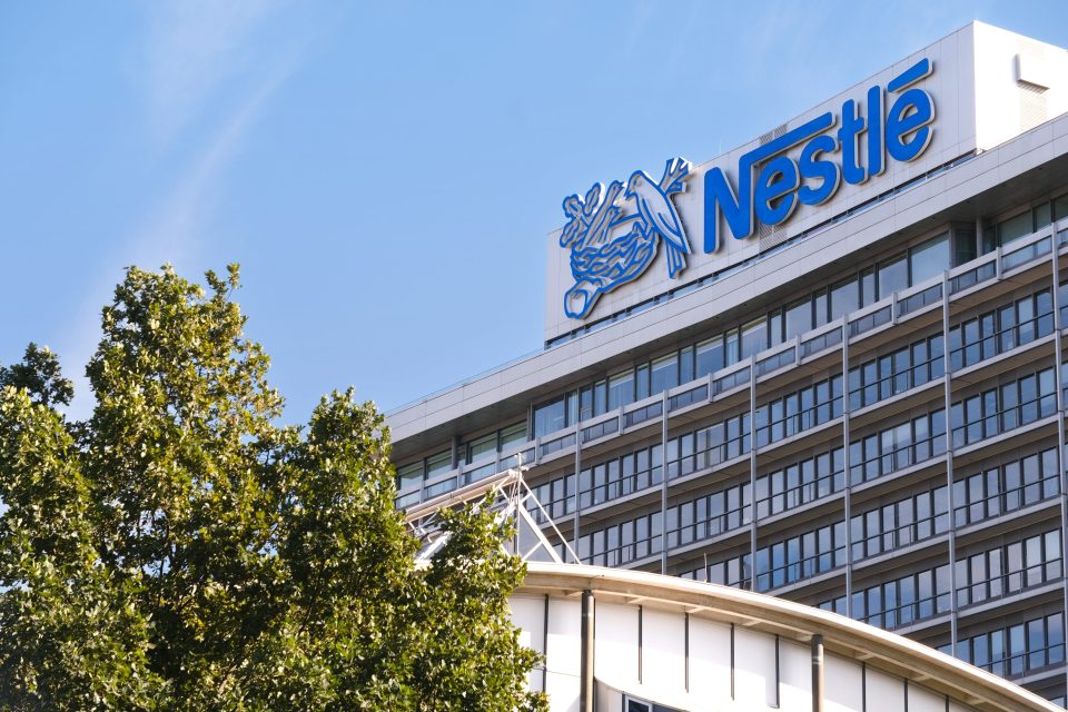 Nestlé-Logo an einem Bürogebäude