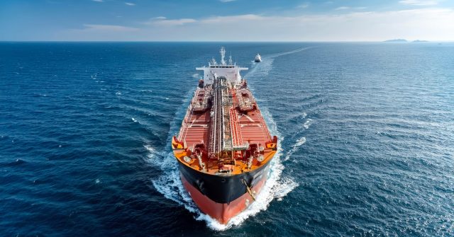 Ein Öltankschiff fährt auf dem offenen Meer