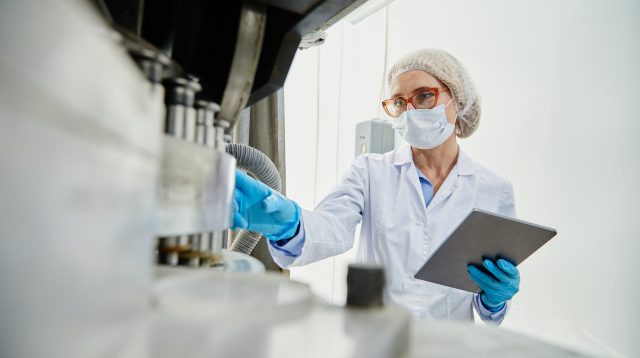 Wissenschaftlerin überprüft Proben