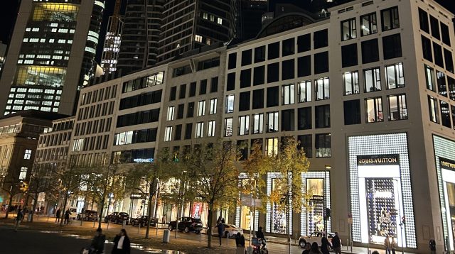 Louis Vuitton Store in Frankfurt am Main am Abend.