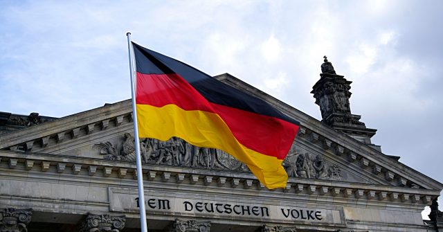 Deutschlandflagge vor dem Reichstagsgebäude in Berlin