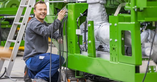Mitarbeiter von 2G Energy bei der Fertigung