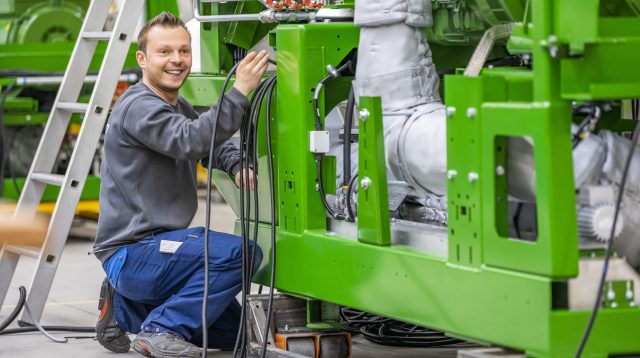 Mitarbeiter von 2G Energy bei der Fertigung