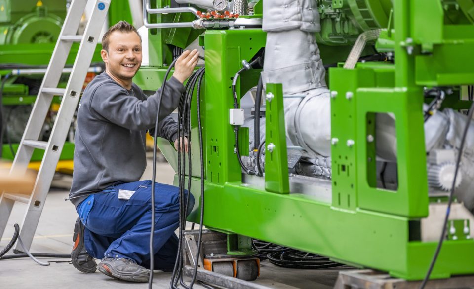 Mitarbeiter von 2G Energy bei der Fertigung