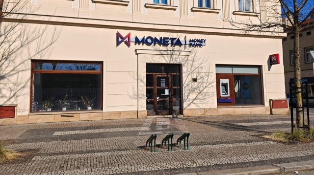 Eine Moneta Money Bank Filiale in Nymburk, Tschechien