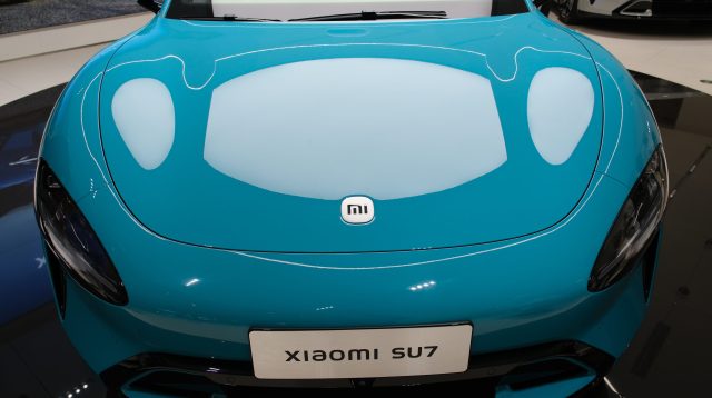 Die Front des Elektroautos Xiaomi SU7