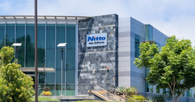 Das Nitto Denko Schild am Gebäude des Hauptsitzes in San Diego, USA