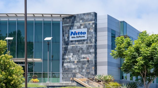 Das Nitto Denko Schild am Gebäude des Hauptsitzes in San Diego, USA