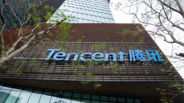 Gebäude mit Tencent Holdings Ltd. Logo, Shenzhen Bay Startup Plaza