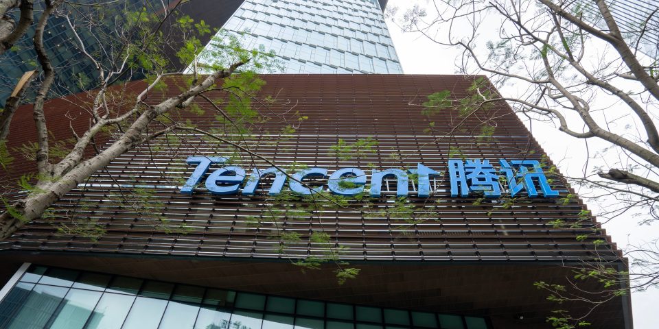 Gebäude mit Tencent Holdings Ltd. Logo, Shenzhen Bay Startup Plaza