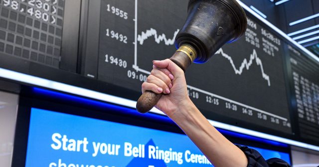 Jemand schwingt die IPO-Glocke vor DAX-Tafel