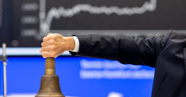 Jemand greift die IPO-Glocke vor DAX-Tafel