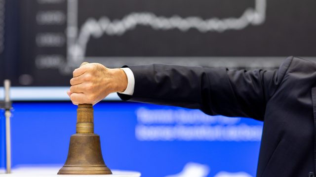 Jemand greift die IPO-Glocke vor DAX-Tafel