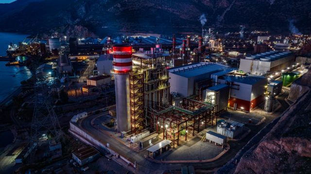 Ein Industriekomplex bei Nacht von Metlen