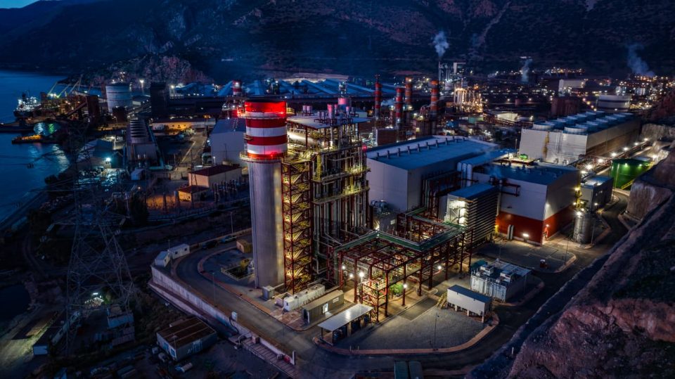 Ein Industriekomplex bei Nacht von Metlen