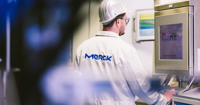 Merck-Mitarbeiter überwacht die Produktion