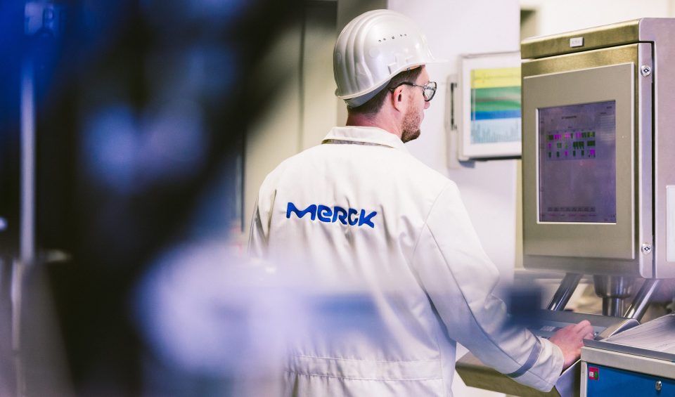 Merck-Mitarbeiter überwacht die Produktion