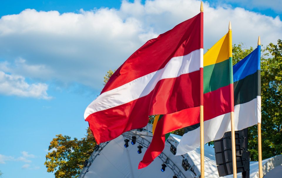 Flaggen der Baltischen Staaten: Lettland, Litauen und Estland