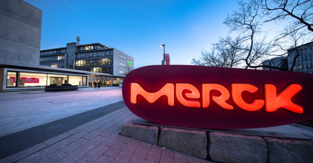 Merck-Logo vor der Konzernzentrale in Darmstadt