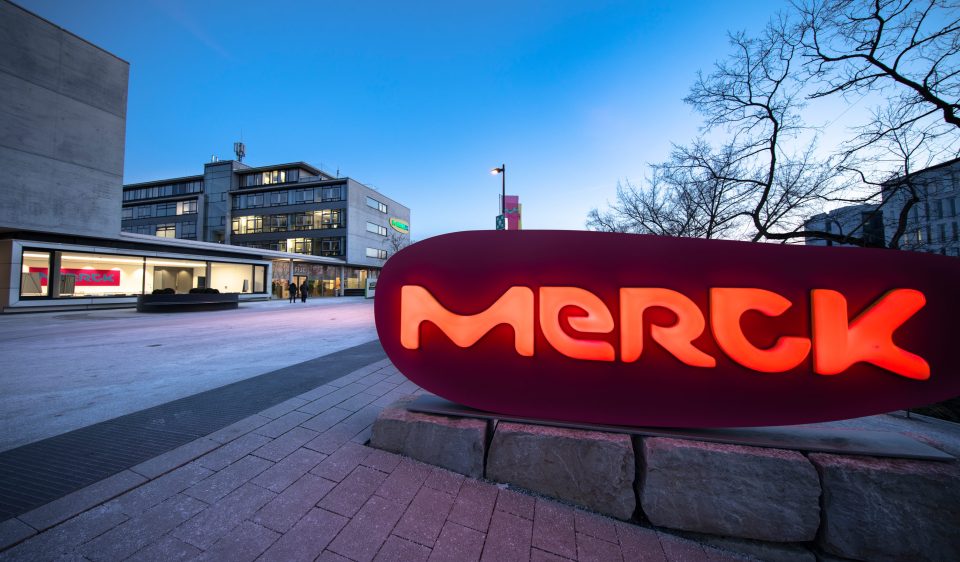 Merck-Logo vor der Konzernzentrale in Darmstadt