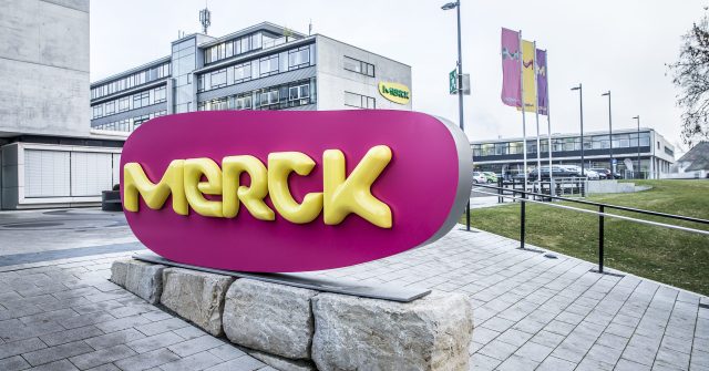 Merck-Logo vor dem Firmengelände in Darmstadt