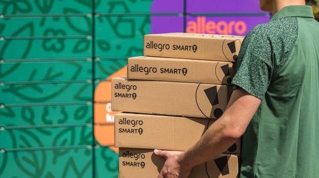 Mann liefert Pakete von Allegro aus