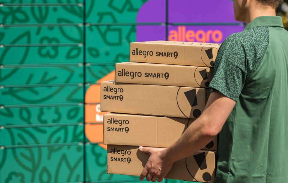 Mann liefert Pakete von Allegro aus