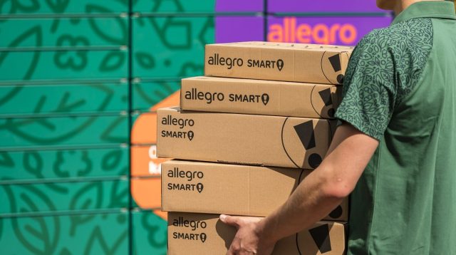 Mann liefert Pakete von Allegro aus