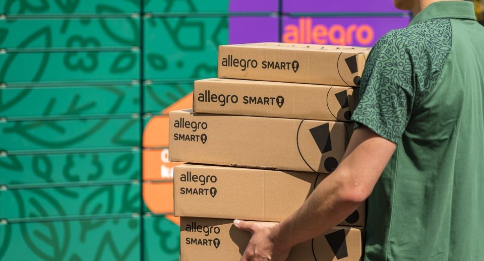 Mann liefert Pakete von Allegro aus