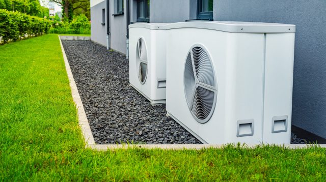 Zwei Wärmepumpen an der Außenfassade eines Hauses