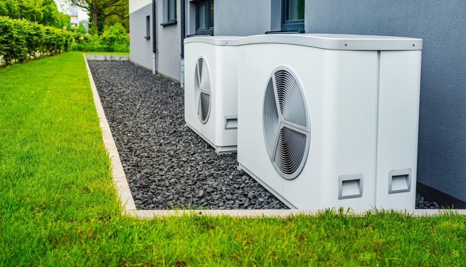 Zwei Wärmepumpen an der Außenfassade eines Hauses