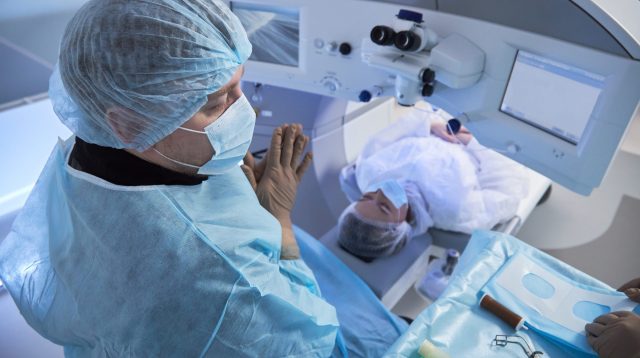 Vorbereitung auf eine Augenoperation